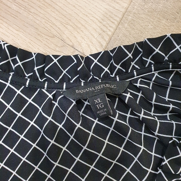 Banana Republic cross print sleeveless blouse, black and white, size XL - Picture 3 of 3